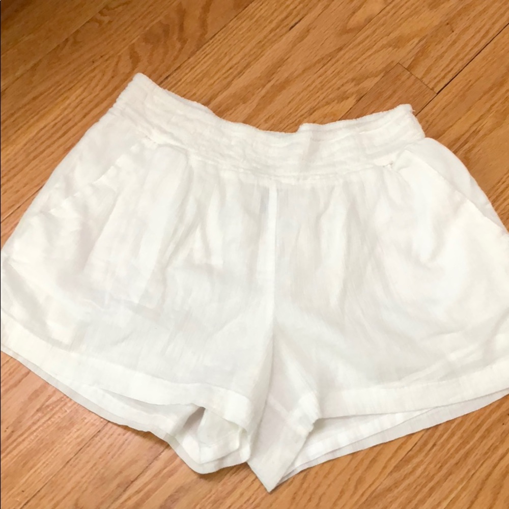 White elastic gap shorts